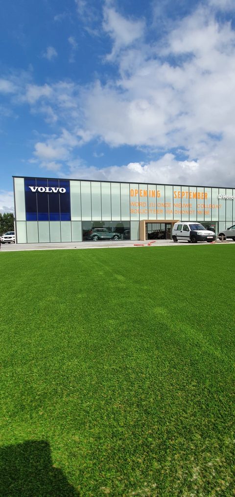Kunstgras voor de glazen gevel van een Volvo-garage in Aalst