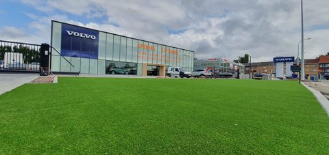 Grote groenzone in kunstgras voor een nieuwe Volvo-garage in Aalst
