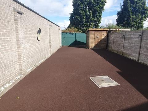 Voorbereide ondergrond in rode lavasteen, klaar voor het kunstgras