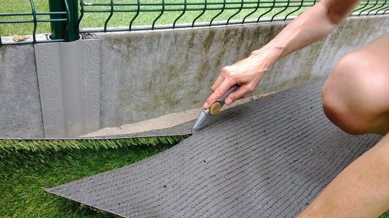 Découpe du gazon artificiel au cutter, par le dossier