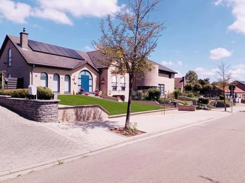 Voortuin op een talud met kunstgras bij een woning in de provincie Antwerpen