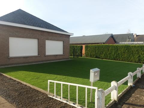 Voortuin met ForGrass Impres achter een wit hekje in Assenede