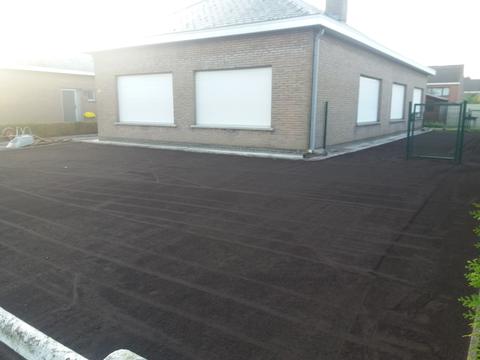 Fundering van lava 0/8 in een voortuin in Assenede