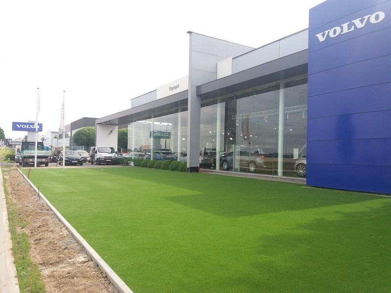 Kunstgras rond een autoshowroom