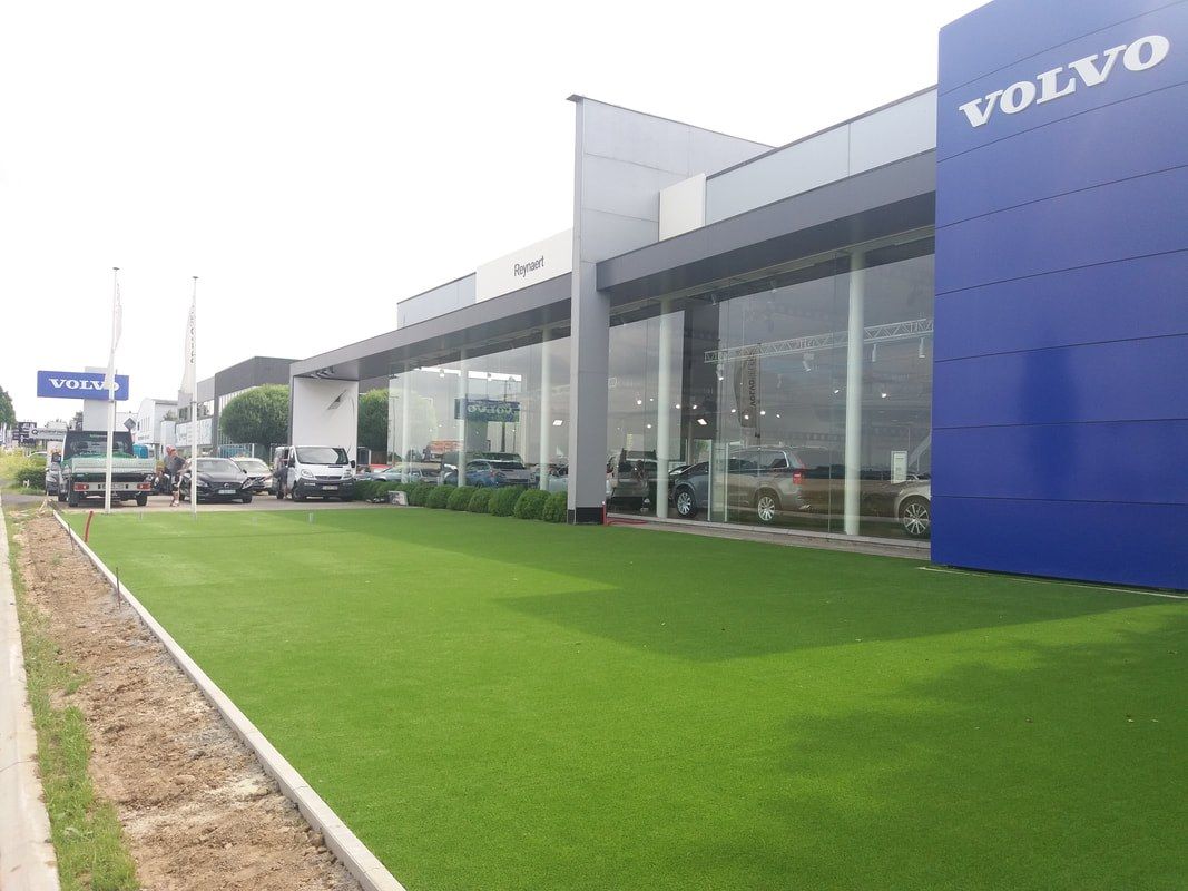 Kunstgras rond een autoshowroom