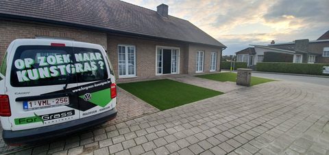 Voortuin met kunstgras in Blankenberge, met de bestelwagen van ForGrass ervoor