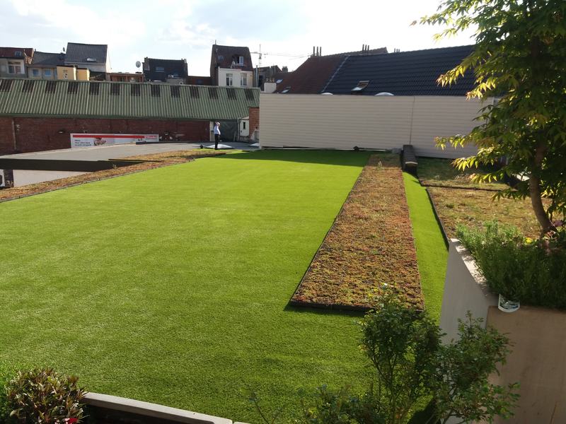 Dakterras in Brussel met kunstgras en groenzone, aangelegd door ForGrass