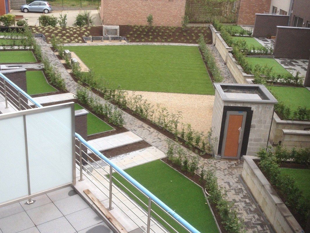 Balkon met kunstgras tegen een gevel