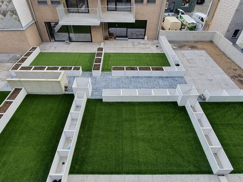 Toiture-terrasse avec gazon artificiel et jardinières sur un immeuble à appartements, à Ostende