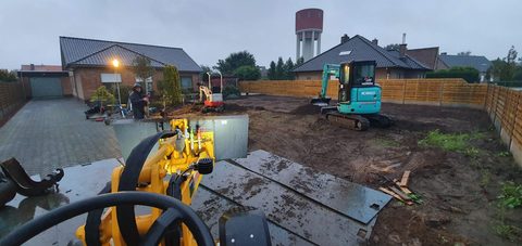 Grondwerk met minigraver en knikmops voor een grote achtertuin in Deinze