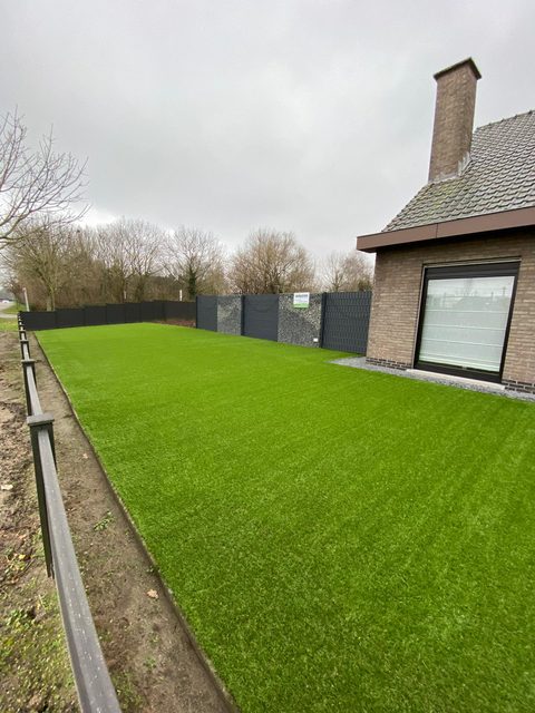Voortuin met kunstgras langs een woning in Evergem, in de winter