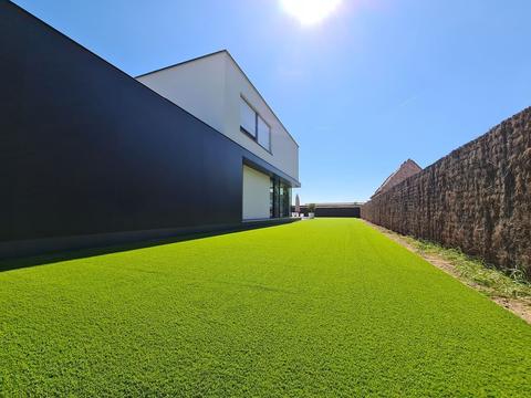 Bande de gazon artificiel le long d&rsquo;une maison moderne, à Astene