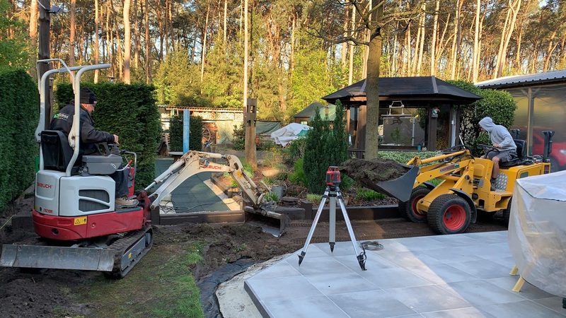 Eigen ploegen van ForGrass tijdens het grondwerk, met minigraver en knikmops