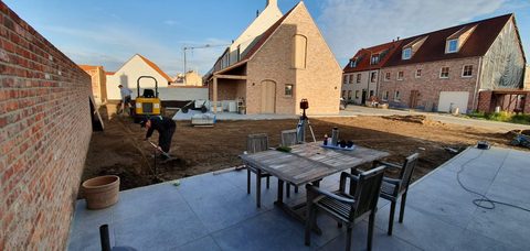 Ploeg van ForGrass zet de hoogtes uit met een laser tijdens het grondwerk in Knokke-Heist