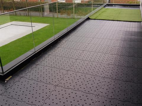 Future Base platen met de eerste baan kunstgras uitgerold, op een dakterras in Maldegem
