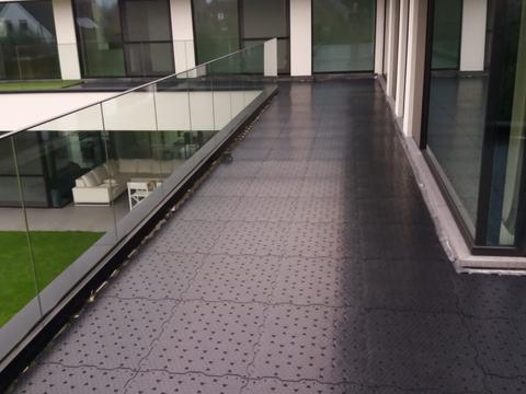 Future Base platen los gelegd op de dakbedekking van een dakterras in Maldegem