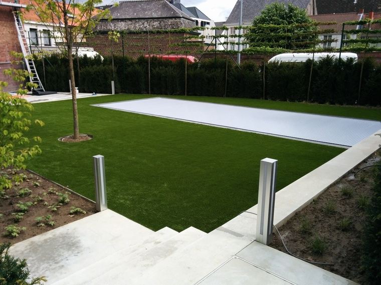 Moderne tuin met kunstgras en verharde paden
