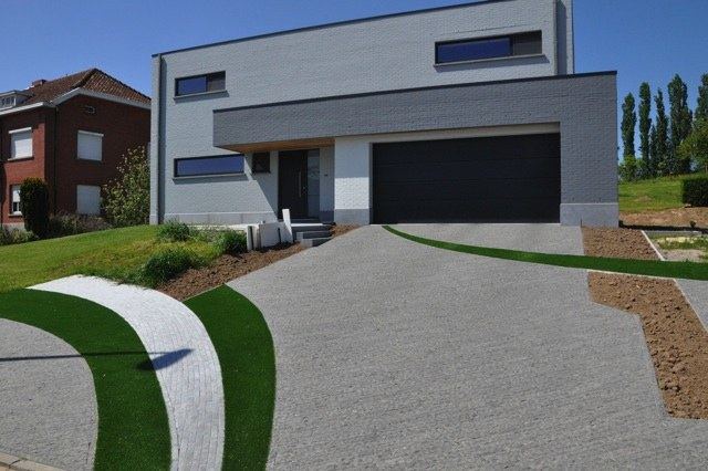 Oprit met kunstgrasstroken tussen beton