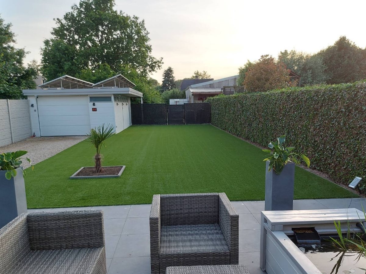 Dezelfde tuin met kunstgras, afgeboord met kantstenen