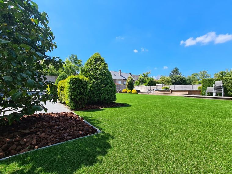 Siertuin met buxusbollen en kunstgras