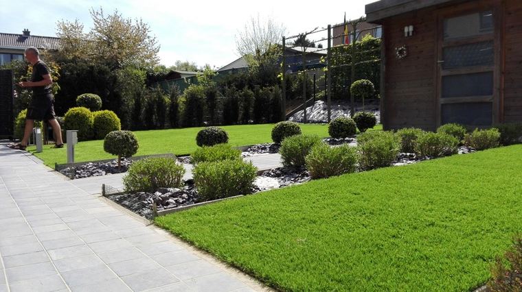 Aangelegde siertuin met snoeivormen