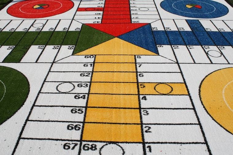 Gezelschapsspel als grote figuur in kunstgras