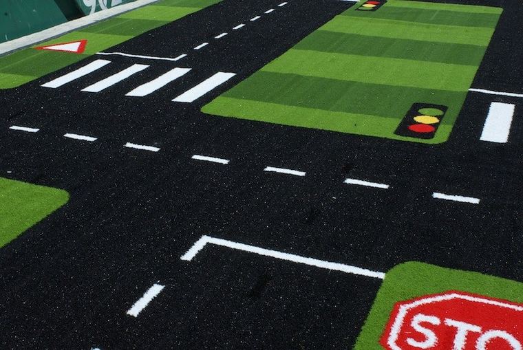 Verkeersparcours met wegmarkering in kunstgras