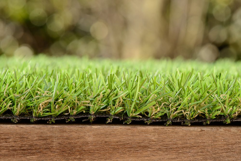 Zijaanzicht van ForGrass Acros: kunstgras van 20 millimeter met zichtbare vezels en bruine krul