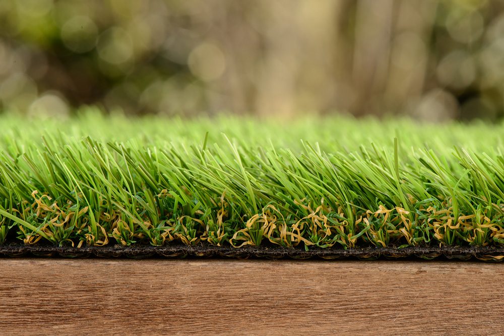 Zijaanzicht van ForGrass Impres: kunstgras van 30 millimeter met zichtbare vezels en bruine krul