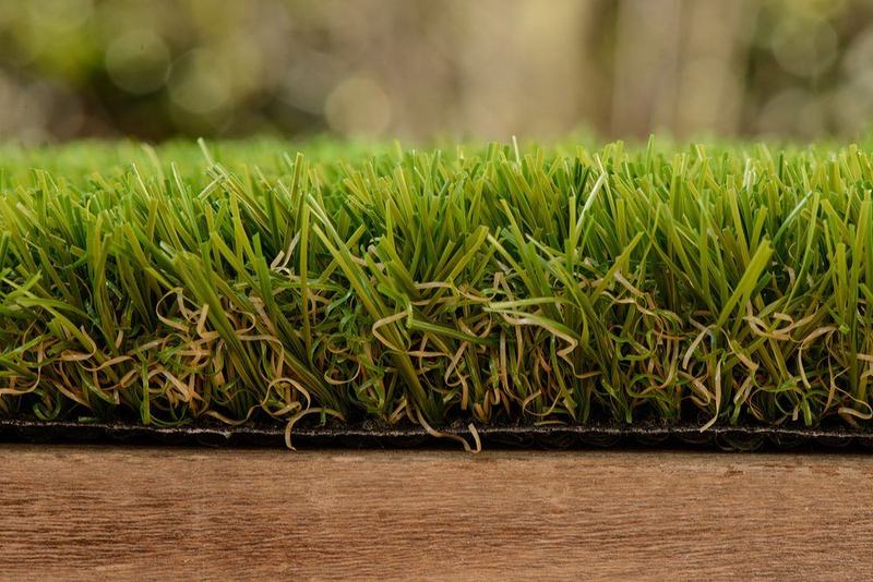 Zijaanzicht van ForGrass SuperNatural: kunstgras van 55 millimeter met zichtbare vezels en bruine krul