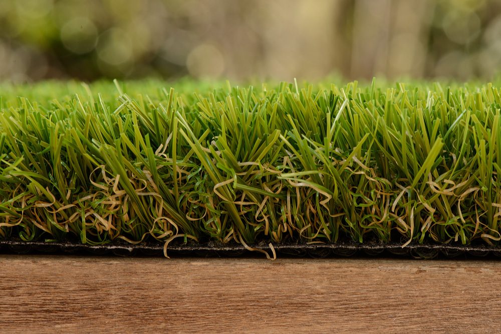 Zijaanzicht van ForGrass SuperNatural: kunstgras van 50 millimeter met zichtbare vezels en bruine krul