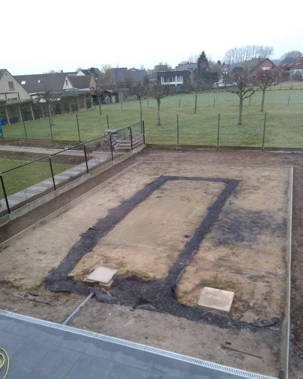 Uitgegraven tuin met drainage en geotextiel langs de randen