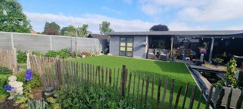 Gezinstuin in Stekene met kunstgras, tuinhuis met overdekt terras en vijver