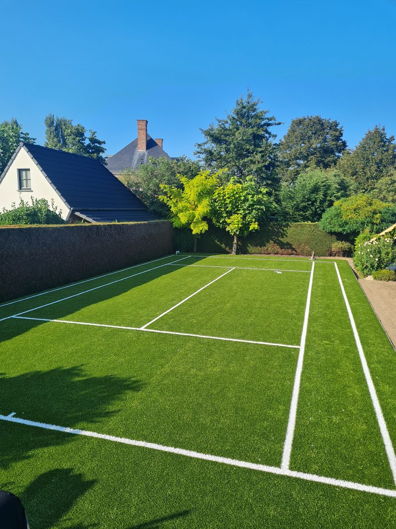 Kunstgrastennisveld in een tuin, met ingewerkte witte belijning