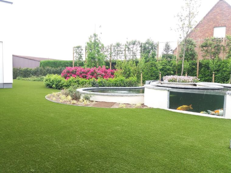 Tuin met vijver en kunstgrasgazon