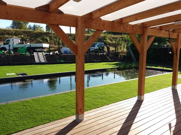 Tuin met pergola, vijver en kunstgras