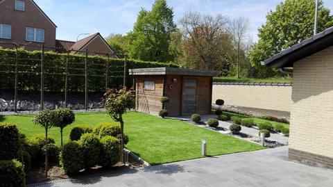 Jardin avec gazon artificiel et topiaires, à Zaventem
