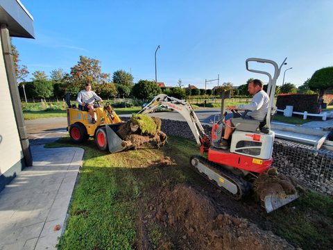 De oude grasmat wordt machinaal uitgegraven