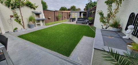 Stadstuin in Waregem met kunstgras tussen terras en waterpartij