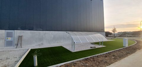 Bedrijfsterrein met kunstgras en fietsenstalling in Zele