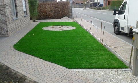 Jardin de façade avec gazon artificiel côté rue