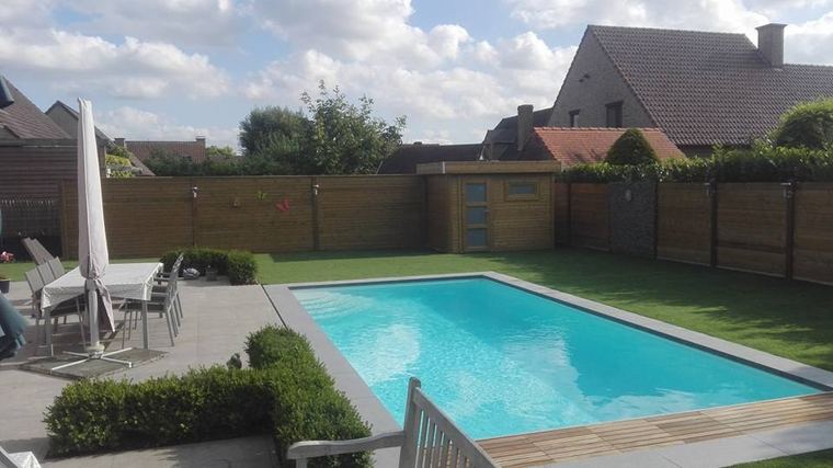 Tuin met zwembad en kunstgrasgazon
